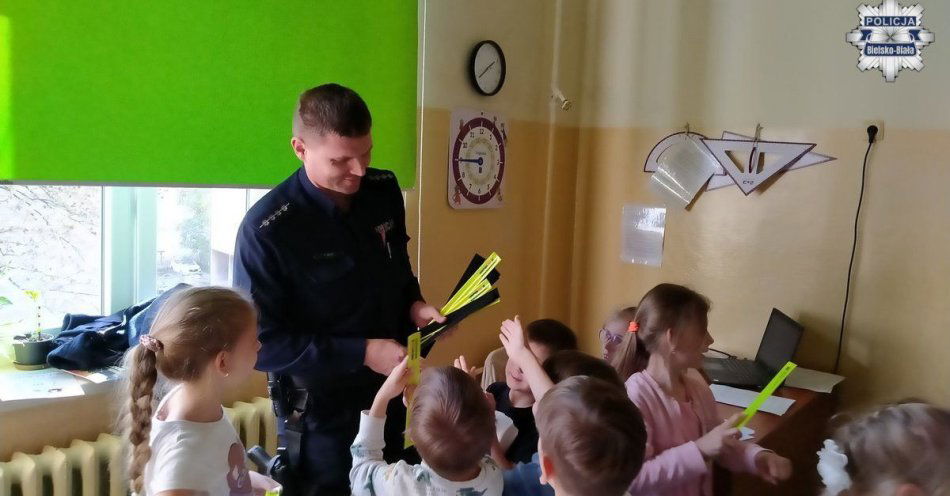 zdjęcie: Dzielnicowy uczy dzieci o bezpieczeństwie i przemocy / fot. KMP w Bielsku-Białej