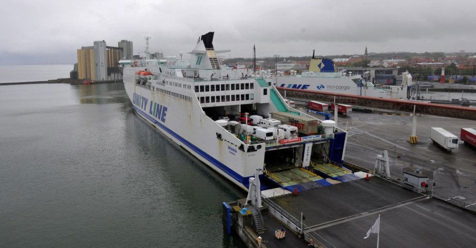 zdjęcie: Pasażer promu Skania znalazł się za burtą, nie udało się go uratować / Szwecja, Ystad, 01.07.2017. Przeprawa promowa do Polski. Prom Skania przewoźnika Unity Line przy terminalu promowym. (mb/awol) PAP/Marcin Bielecki