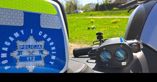 Motocyklista bezpieczny na drodze