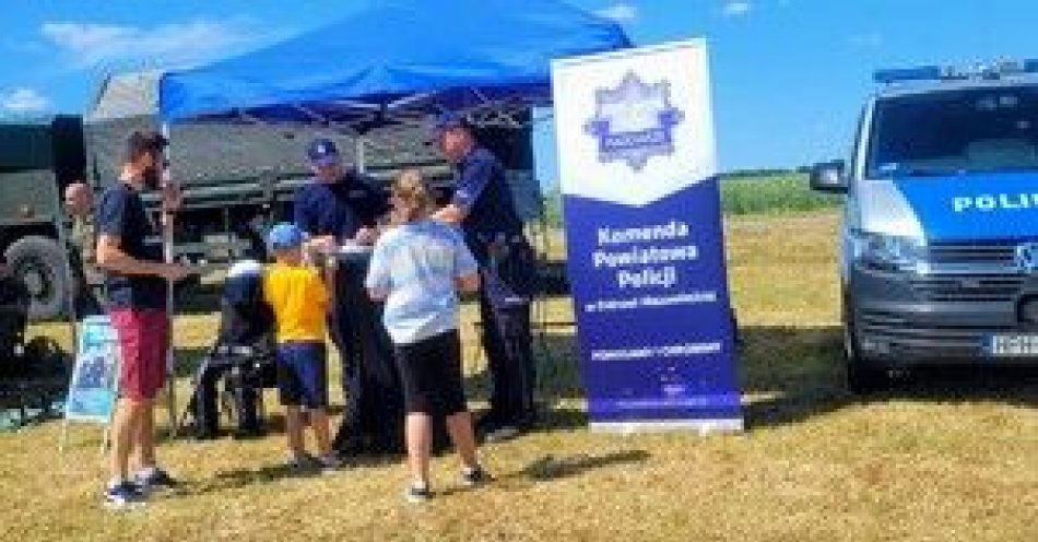 zdjęcie: Dzielnicowi z profilaktyką na pikniku / fot. KPP w Ostrowi Mazowieckiej