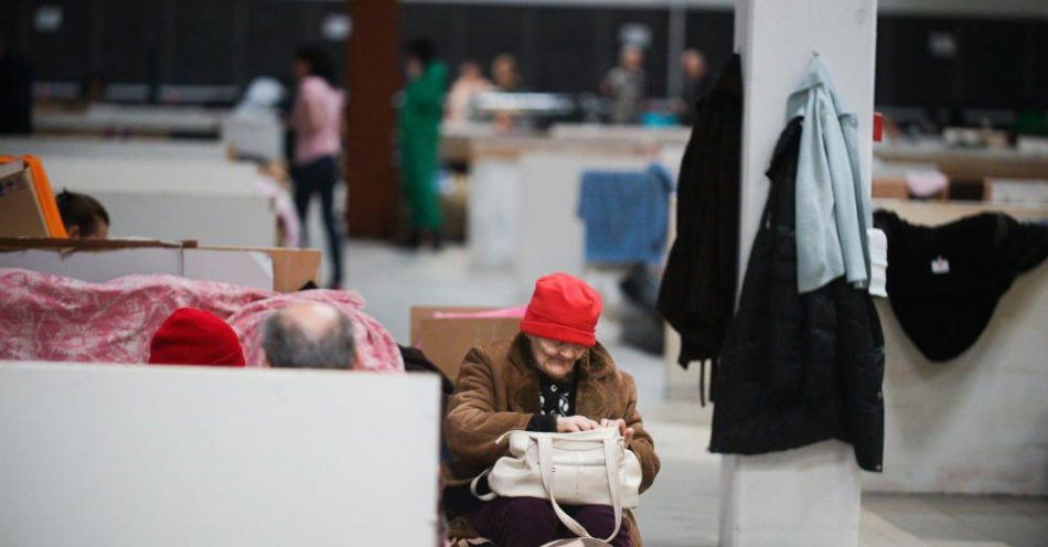 zdjęcie: W centrum humanitarnym zostali tylko najsłabsi / fot. PAP