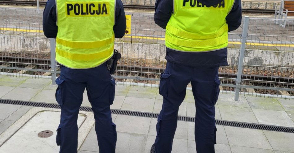 zdjęcie: Policjanci z Nakła pomogli kierującej przy wymianie koła / fot. KPP w Nakle nad Notecią