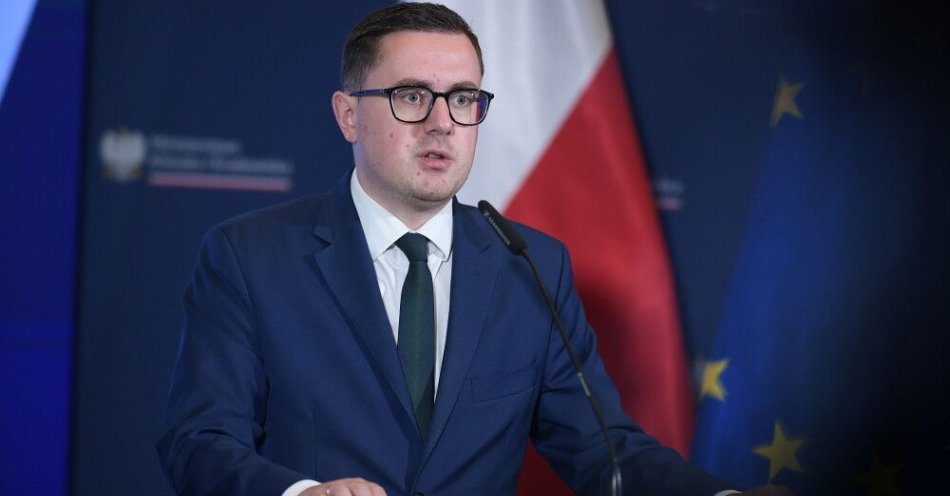 zdjęcie: Motyka deklaruje wsparcie dialogu w Silesii; związkowcy żądają jego przyjazdu do kopalni / Warszawa, 11.07.2024. Wiceminister klimatu i środowiska Miłosz Motyka podczas konferencji prasowej, 11 bm. w siedzibie resortu w Warszawie. Teamat spotkania: 