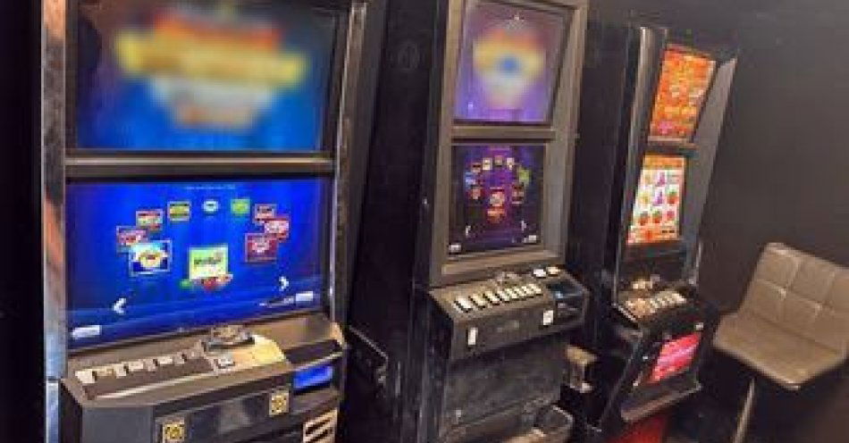 zdjęcie: 7 automatów i ponad 5 tys. zł zabezpieczone w salonach gier / fot. KPP w Kartuzach