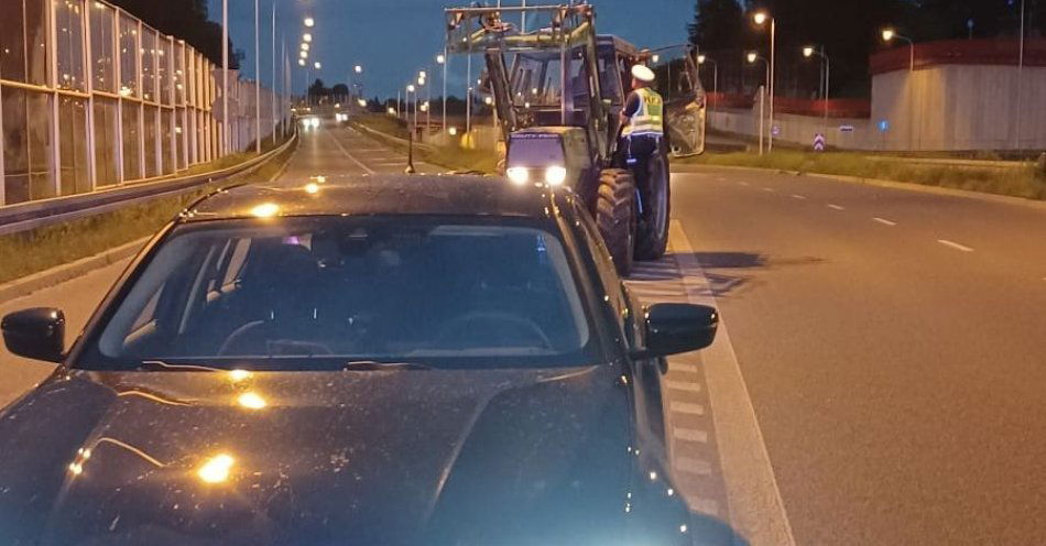 zdjęcie: Policjanci zapobiegli wjazdowi ciągnika rolniczego na ekspresówkę / fot. KMP Lublin