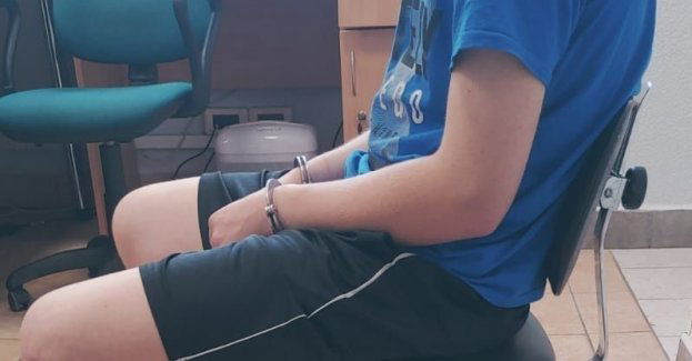 Poszukiwany 16-latek ukrywał się w szafie ubraniowej. Policjanci zabezpieczyli przy nim narkotyki