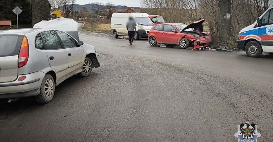 zdjęcie: Groźnie wyglądające zdarzenie na skrzyżowaniu w Jaczkowie. Policjanci po raz kolejny apelują o ostrożność / fot. KMP w Wałbrzychu