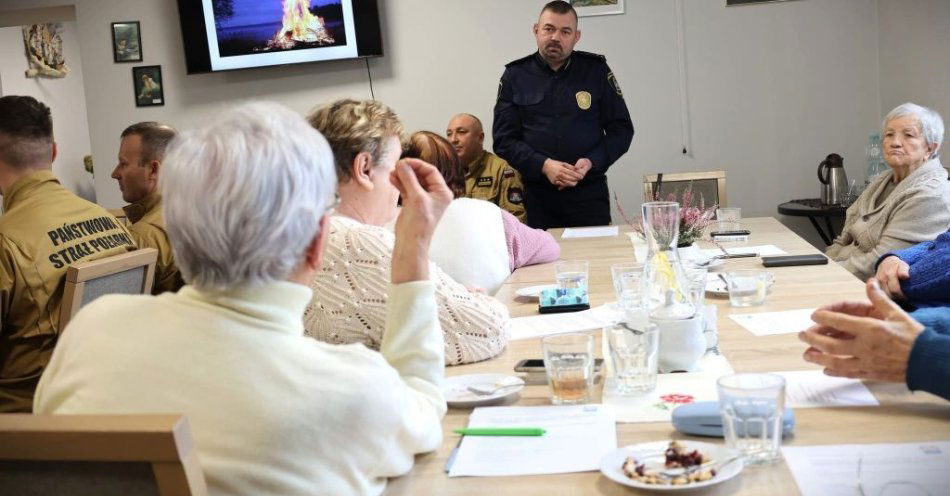 zdjęcie: Niebieski Parasol w Jarosławiu jak chronić seniorów / fot. KPP w Jarosławiu Fot. UM Jarosław