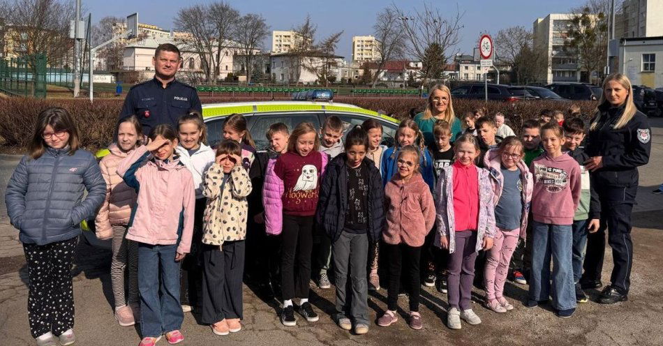 zdjęcie: Policjanci uczyli bezpieczeństwa uczniów SP nr 2 w Puławach / fot. KPP Puławy
