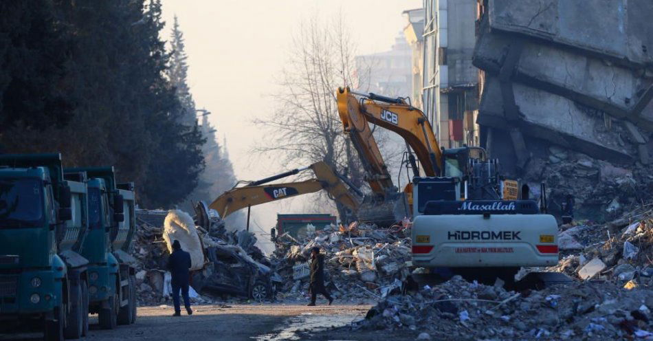 zdjęcie: Osiem dni po trzęsieniu ziemi spod gruzów nadal wydobywani są żywi ludzie / fot. PAP