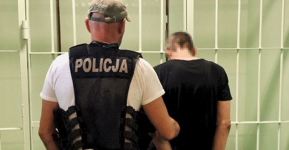 zdjęcie: 49-latek ze Słupska usłyszał zarzut kradzieży z włamaniem. Policjanci odzyskali wszystkie skradzione przedmioty. / fot. KMP w Słupsku
