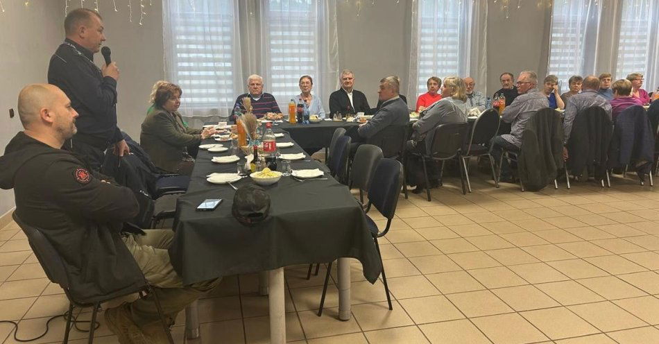 zdjęcie: Seniorzy uczą się chronić przed oszustwami w Kolonii Łysaków / fot. KPP w Stalowej Woli fot. KPP St. Wola