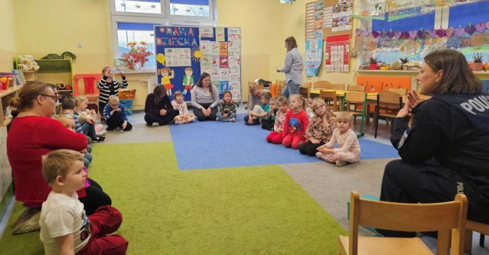 zdjęcie: Policjantki uczyły przedszkolaków o prawach dzieci w Tarłowie / fot. KPP Opatów Uczestnicy spotkania