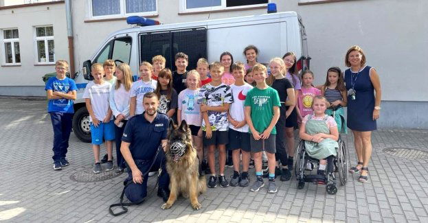 Policjant ze swoim kompanem odwiedził uczniów