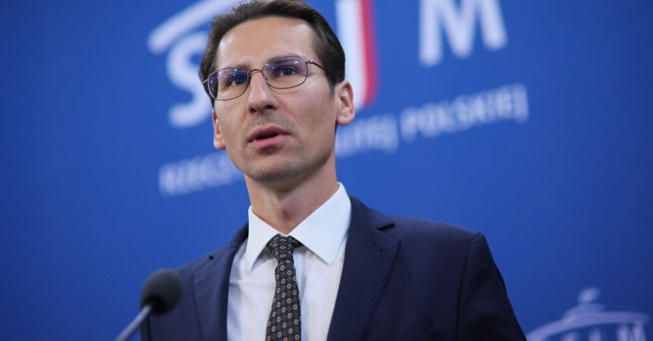 zdjęcie: Poseł PiS Kacper Płażyński złożył skargi na opłaty cmentarne w Gdańsku; miasto broni regulacji / Warszawa, 08.10.2025. Poseł PiS Kacper Płażyński na konferencji prasowej w Sejmie w Warszawie, 8 bm. (aldg) PAP/Leszek Szymański