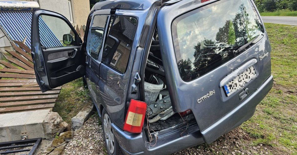 zdjęcie: Wypadł z drogi, uderzył w drzewo i ściął ogrodzenie. Był kompletnie pijany / fot. KPP w Garwolinie