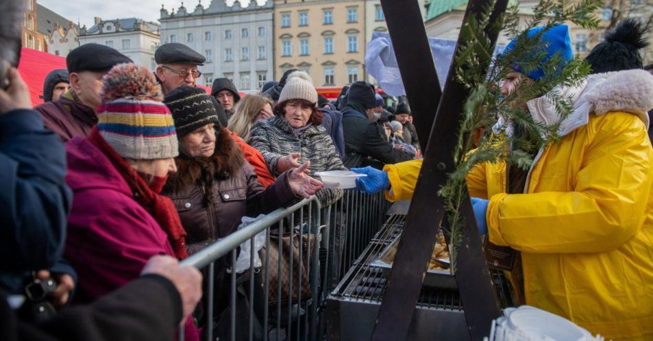 zdjęcie: Na Rynku Głównym w Krakowie wigilia dla osób bezdomnych i potrzebujących / fot. PAP