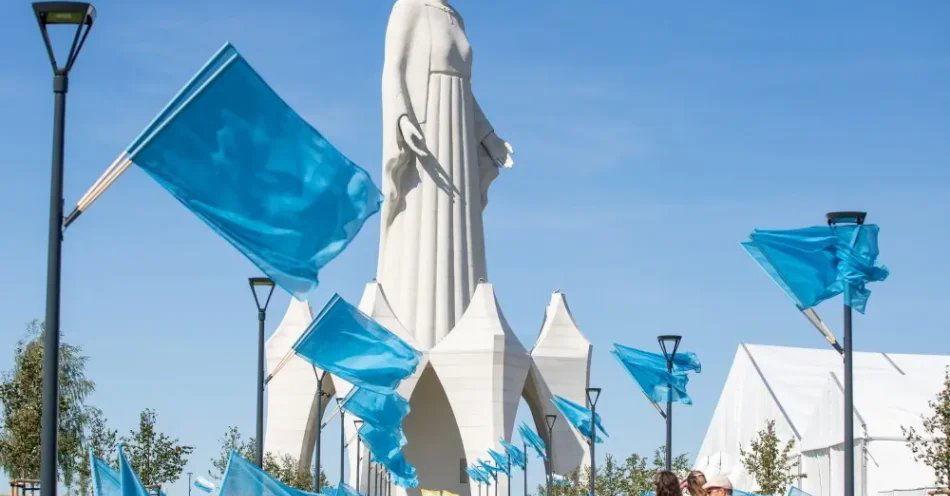 zdjęcie: Wielki pomnik Matki Bożej Miłosiernej poświęcono we wsi Konotopie / Konotopie, 15.08.2026. Uroczystość poświęcenia Monumentu Matki Bożej Miłosiernej w miejscowości Konotopie, 15 bm. w Święto Wniebowzięcia Matki Boskiej. Pomysłodawcą i fundatorem budowy liczącego 55 metrów wysokości pomnika jest przedsiębiorca Roman Karkosik wraz z żoną Grażyną, a autorem projektu rzeźbiarz Adam Jakub Matejkowski. (sko) PAP/Agnieszka Bielecka