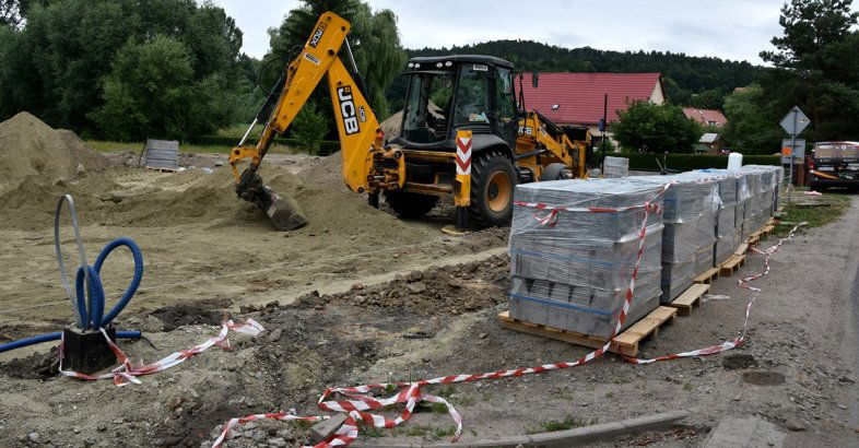 zdjęcie: W centrum Makowic powstaje parking / fot. nadeslane