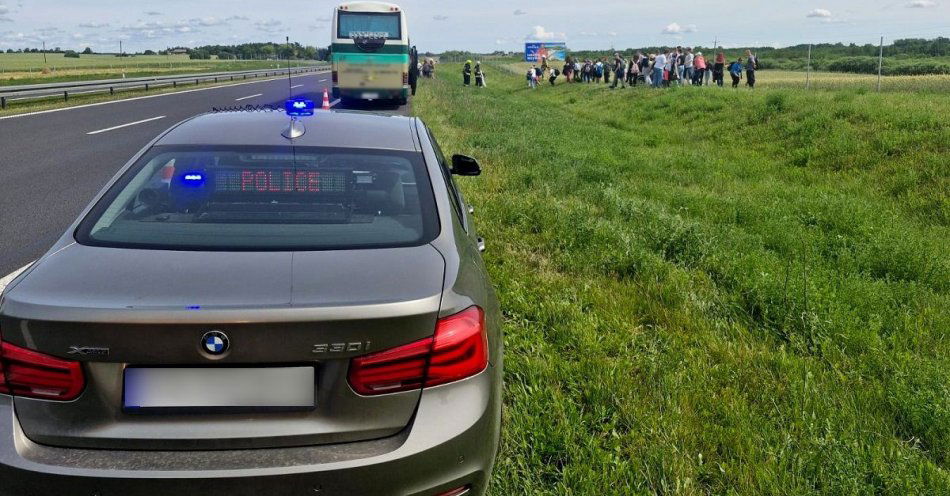 zdjęcie: Autokar z dziećmi zepsuł się na autostradzie - policjanci szybo zabezpieczyli miejsce awarii / fot. KPP w Świeciu