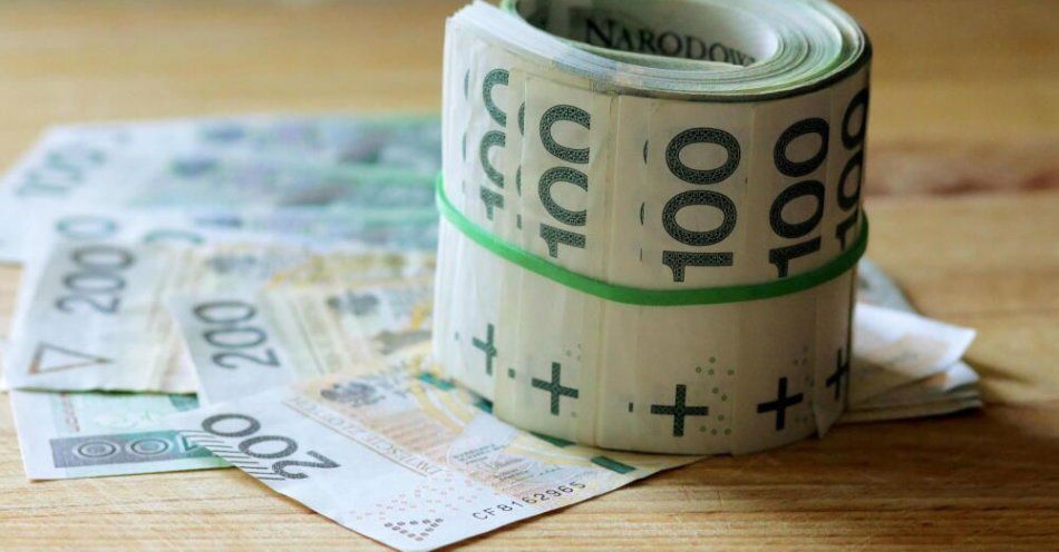 zdjęcie: Ponad jedna czwarta młodych Polaków nie widzi sensu w odkładaniu na emeryturę / Olsztyn, 18.09.2022. Banknoty stuzłotowe i dwustuzłotowe, 18 bm. Według informacji podanej przez GUS, inflacja za sierpień wynosi 16,1%. (tw/ibor) PAP/Tomasz Waszczuk