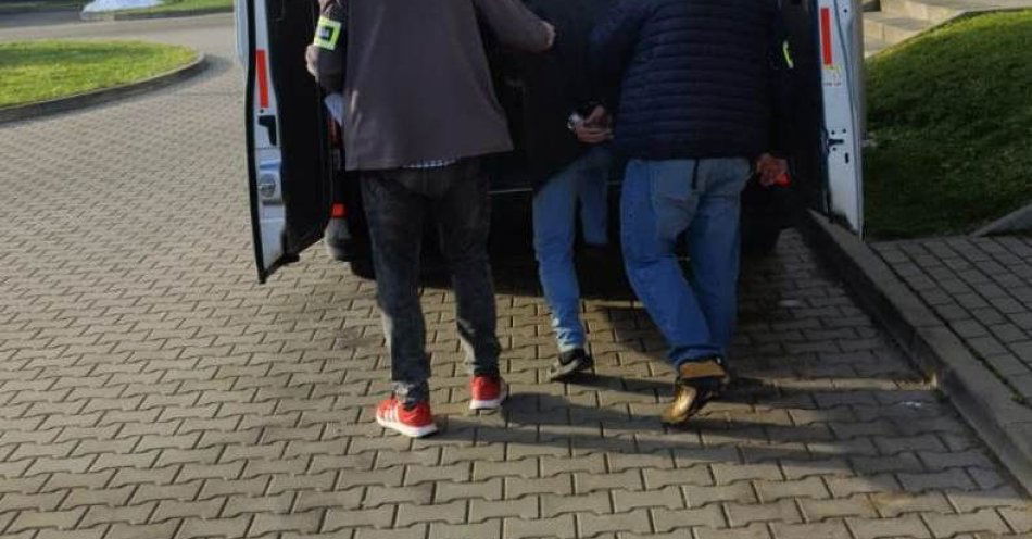 zdjęcie: Mężczyzna tymczasowo aresztowany za przemoc domową i znęcanie się / fot. KPP w Lesku