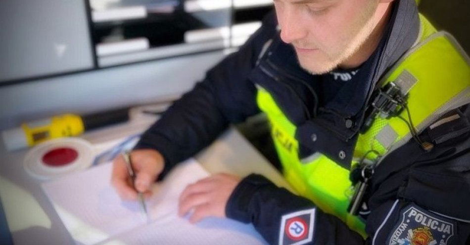 zdjęcie: Kolejne prawo jazdy zatrzymane po zgłoszeniu kierowców / fot. KMP Łomża