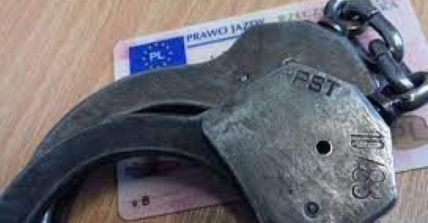 Pijany kierowca wjechał samochodem w drzewo