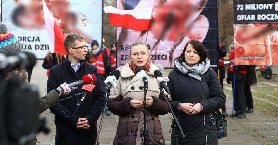 zdjęcie: Fundacja Życie i Rodzina złożyła w Sejmie podpisy pod projektem noweli ustawy antyaborcyjnej / fot. PAP