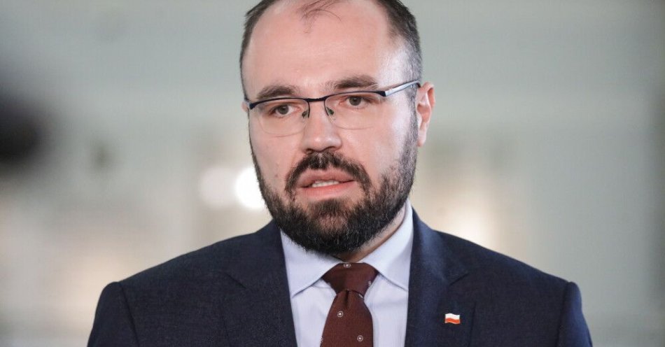 zdjęcie: Prok. Skiba: akt oskarżenia wobec posła PiS Krzysztofa Szczuckiego ws. jego działań, gdy był szefem RCL / Warszawa, 18.10.2024. Poseł PiS Krzysztof Szczucki na konferencji prasowej w Sejmie w Warszawie, 18 bm. Posłowie PiS będący członkami Komisji Śledczej ds. wyborów korespondencyjnych zapowiedzieli złożenie zdania odrębnego wobec sprawozdania, które Komisja przyjęła na ostatnim posiedzeniu. (amb) PAP/Tomasz Gzell