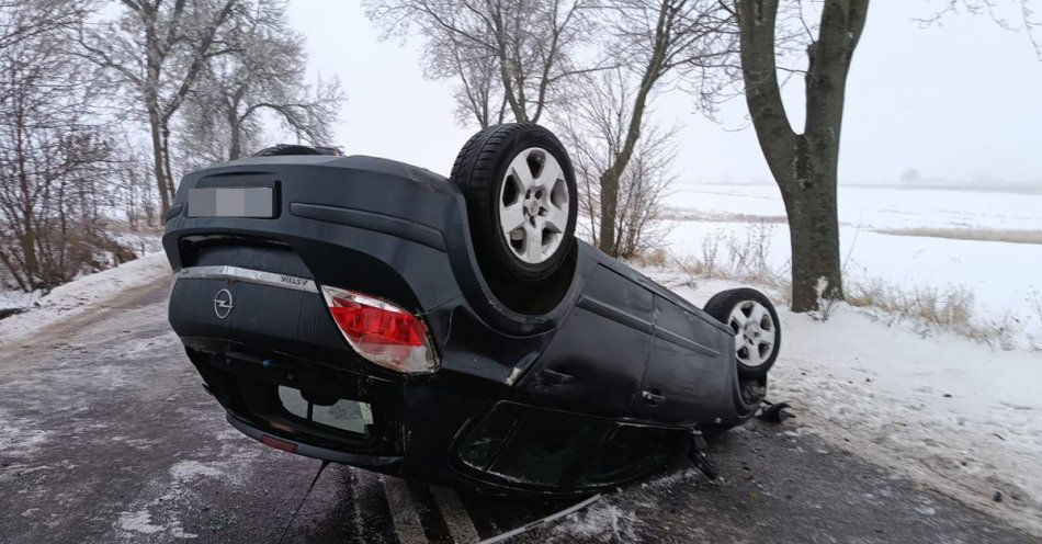 zdjęcie: Jedna osoba ranna po dachowaniu Opla / fot. KPP Ryki