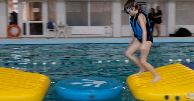Wyjątkowa propozycja dla dzieci. Skoki z wieży i tor przeszkód na basenie