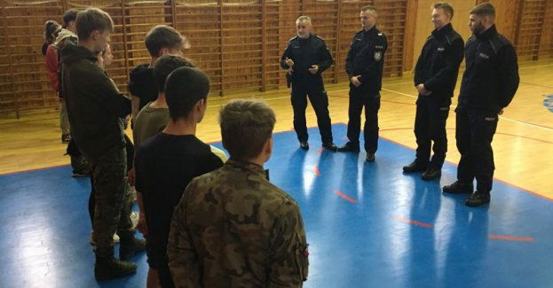 Wf z policjantem – uczniowie dobrodzieńskiej mundurówki ćwiczyli na torze przeszkód