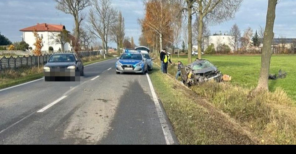 zdjęcie: Dachowanie toyoty po nieudanym wyprzedzaniu na DW541 / fot. KPP w Żurominie