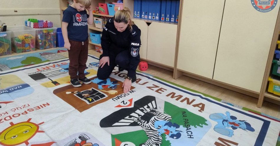 zdjęcie: Policjantka uczy pierwszaków bezpieczeństwa i empatii / fot. KMP w Szczecinie