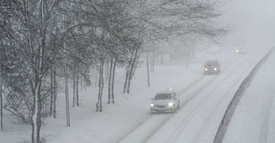 zdjęcie: IMGW: zamiecie i zawieje śnieżne w przeważającej części kraju / Koszalin, 03.01.2026. Zasypane śniegiem po intensywnych nocnych opadach ulice Koszalina, 3 bm. Na północno-zachodnim Pomorzu oraz w północno-wschodniej części woj. zachodniopomorskiego obowiązują ostrzeżenia przed intensywnymi opadami śniegu, które powodują przyrost pokrywy śnieżnej miejscami do 40 cm. W związku z tym Rządowe Centrum Bezpieczeństwa wydało alerty. (pk/amb) PAP/Piotr Kowala