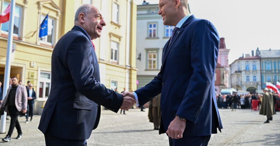 zdjęcie: Nawrocki: Polacy kochają Węgrów, ale nienawidzą Władimira Putina, który jest zbrodniarzem wojennym / Przemyśl, 23.03.2026. Wizyta prezydenta Węgier w Polsce w ramach obchodów Dnia Przyjaźni Polsko-Węgierskiej. Prezydent RP Karol Nawrocki (P) i prezydent Węgier Tamas Sulyok (L) podczas ceremonii powitania, 23 bm. na placu przed Urzędem Miejskim w Przemyślu. (aldg) PAP/Darek Delmanowicz