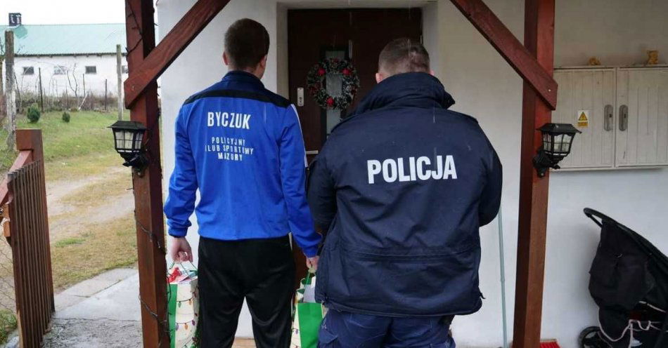 zdjęcie: Wspólna akcja policjantów Posterunku Policji w Miłomłynie z wolontariuszami / fot. KPP w Ostródzie