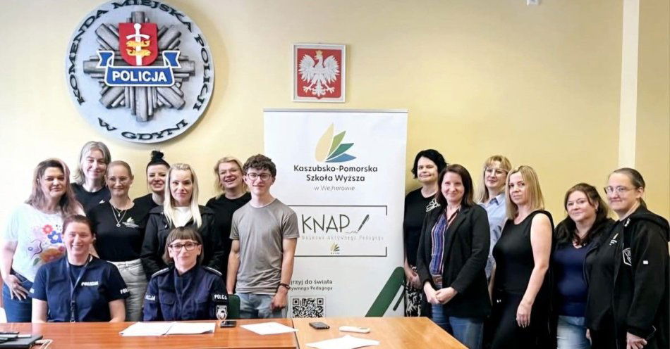 zdjęcie: Policjantki z gdyńskiej Komendy gościły przedstawicieli Koła Naukowego Aktywnego Pedagoga Kaszubsko - Pomorskiej Szkoły Wyższej. / fot. KMP w Gdyni