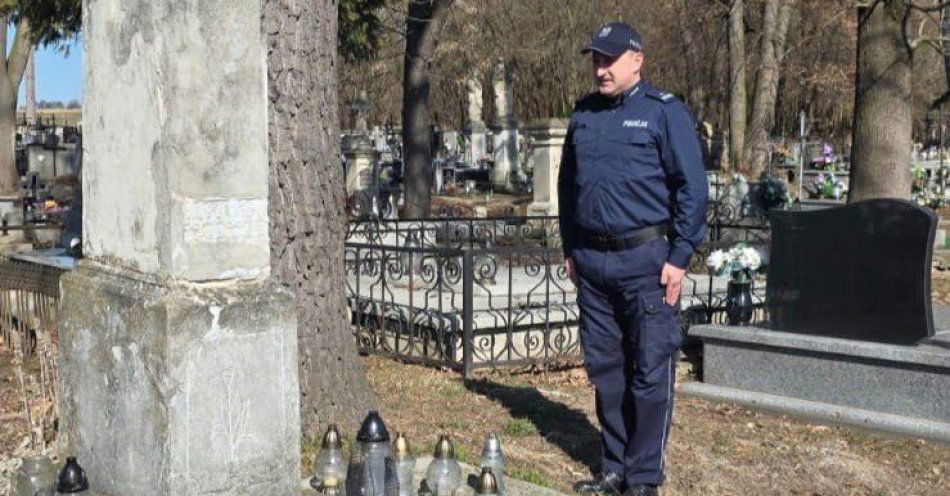 zdjęcie: Komendant z Działoszyc upamiętnił poległego policjanta / fot. KPP Pińczów