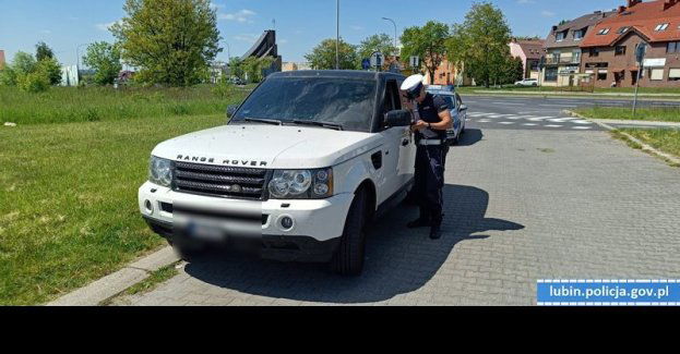 Przyciemnione szyby zwróciły uwagę policjantów. Tego jednak się nie spodziewali…