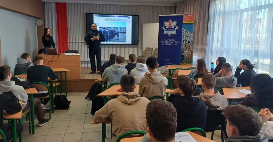 zdjęcie: Gorliccy policjanci zachęcają maturzystów do służby / fot. KMP w Gorlicach