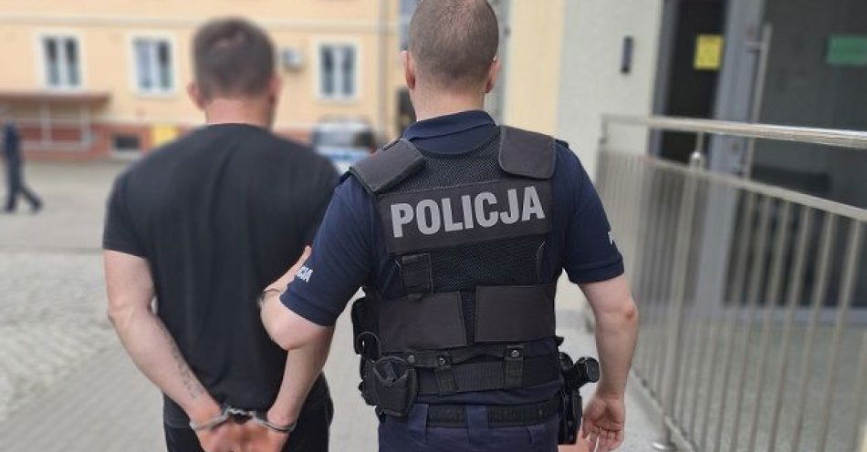 zdjęcie: Wykorzystał znalezioną tablicę rejestracyjną do kradzieży paliwa - usłyszał zarzuty / fot. KPP w Pruszczu Gdańskim
