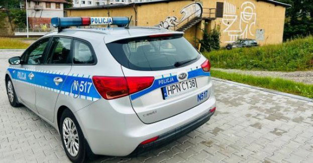 Zobaczyli wydobywający się spod dachu dym…czyli natychmiastowa reakcja policjantów z przodkowa.