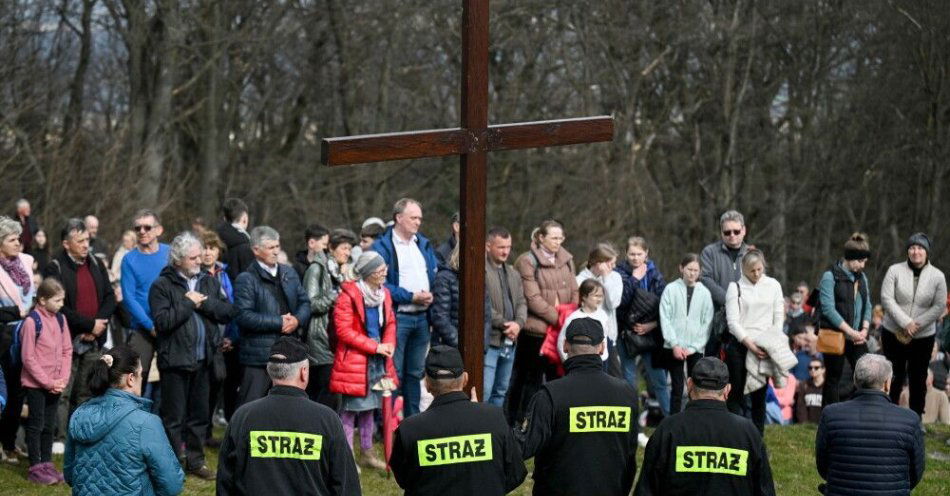 zdjęcie: Świętokrzyskie: pątnicy przeszli drogę krzyżową na Łysą Górę / -.