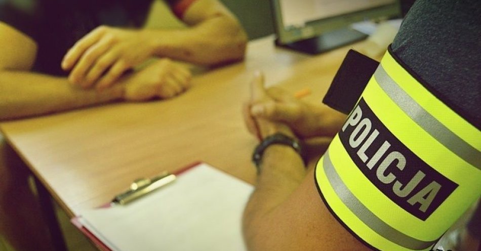 zdjęcie: W sieci sprzedawał elektronarzędzia, których nie posiadał. Oszust usłyszał już pięć zarzutów / fot. KMP w Wałbrzychu