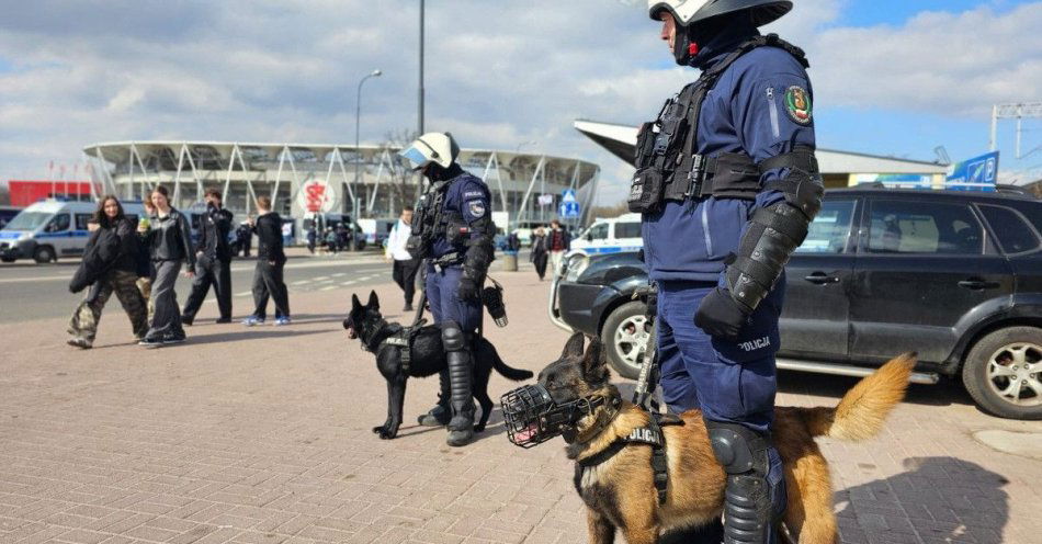 zdjęcie: Policyjne zabezpieczenie meczu ŁKS i Ruch. Incydenty na stadionie / fot. KMP w Łodzi