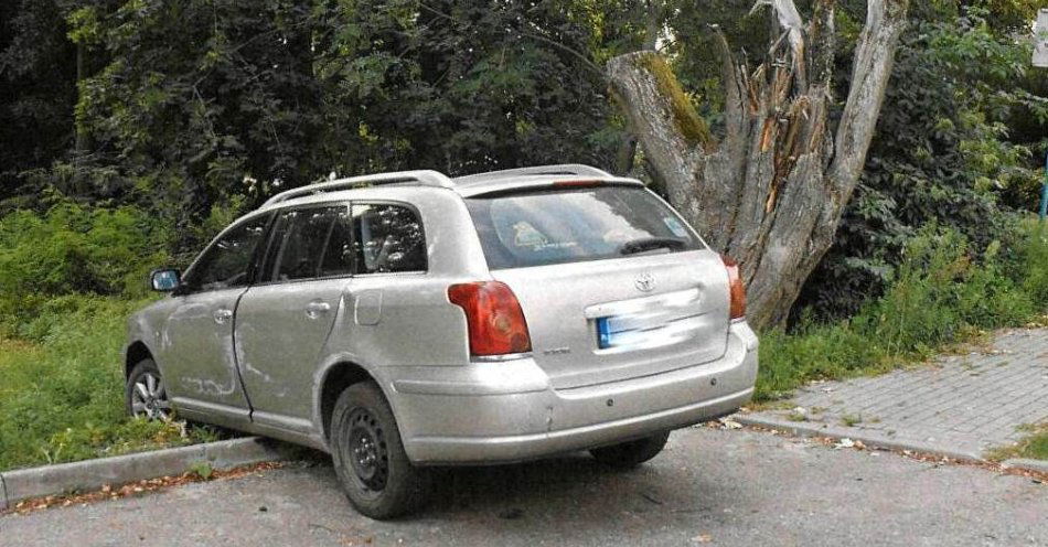 zdjęcie: Mając prawie 4 promile wjechał na krawężnik, a potem prosił przechodniów, by pomogli mu wyjechać / fot. KPP w Piszu
