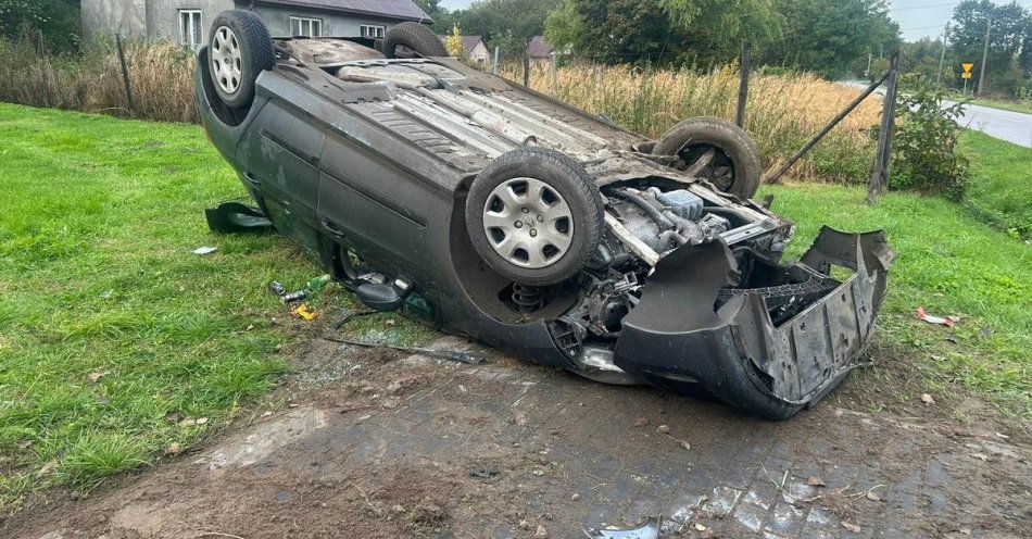 zdjęcie: Dachował, unikając zderzenia z jeleniem. Apel o ostrożność / fot. KPP Krasnystaw