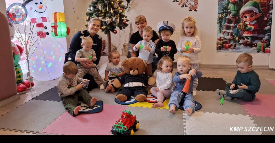 zdjęcie: Policjantka uczy maluchy z punktów Bobas zasad bezpieczeństwa / fot. KMP w Szczecinie